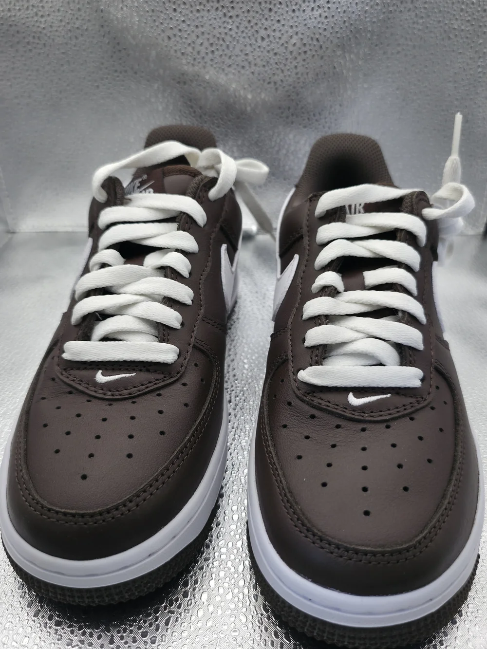 Nike Men’s Brown Low-Top Sneakers with White Swoosh 5.5m/7w